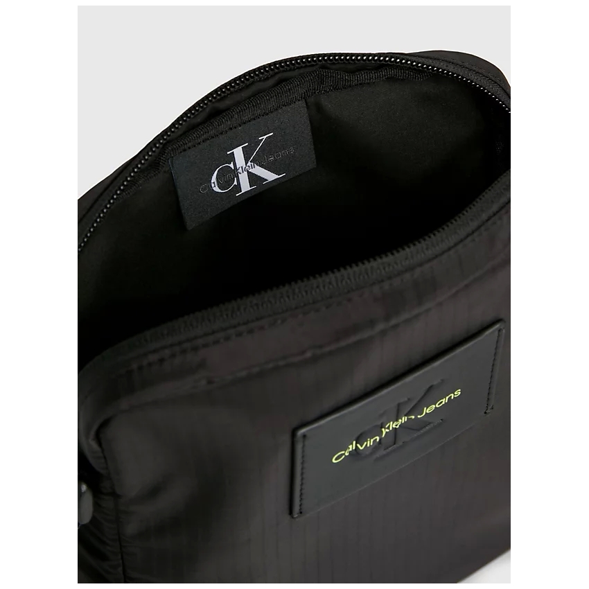 CALVIN KLEIN BOLSO reporter con logo NEGRO