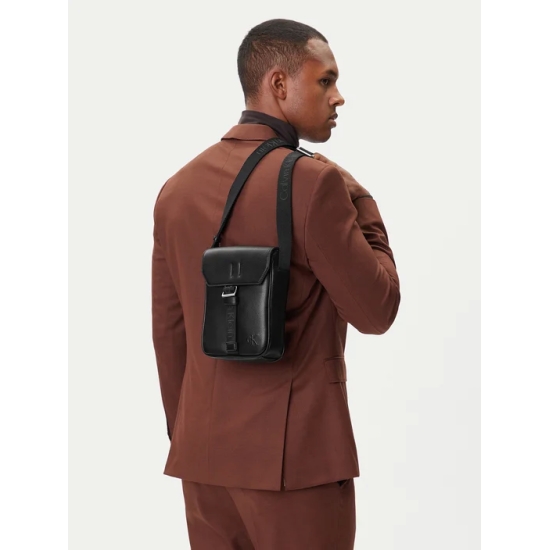 CALVIN KLEIN BOLSO LV04D3131G Negro 2